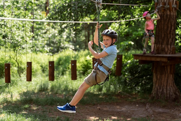 Enfant actif dans un parc d'aventure