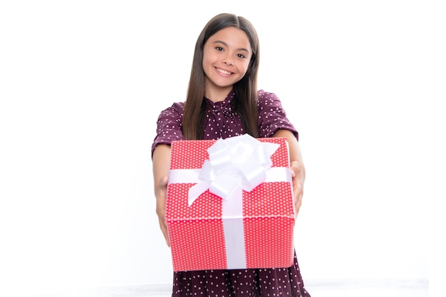 Enfant adolescent avec boîte-cadeau Présent pour les vacances Joyeux anniversaire Saint Valentin Nouvel An ou Noël Enfant tenir la boîte cadeau Portrait d'une adolescente souriante heureuse