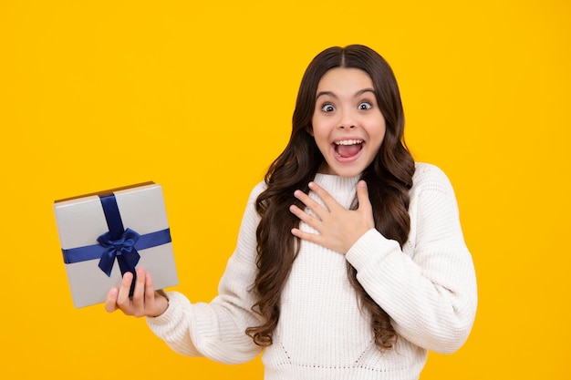 Enfant adolescent avec boîte-cadeau Présent pour les vacances Joyeux anniversaire Saint Valentin Nouvel An ou Noël Enfant tenir la boîte cadeau Surpris adolescente