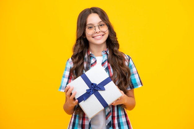 Enfant adolescent avec boîte-cadeau studio fond isolé Présent pour anniversaire Saint Valentin Nouvel An ou Noël Enfant tenir boîte cadeau avec noeud de ruban cadeau