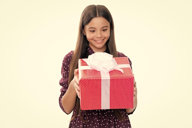 Enfant adolescent émotionnel tenir un cadeau pour l'anniversaire Funny kid girl holding gift boxes célébrant la bonne année ou Noël