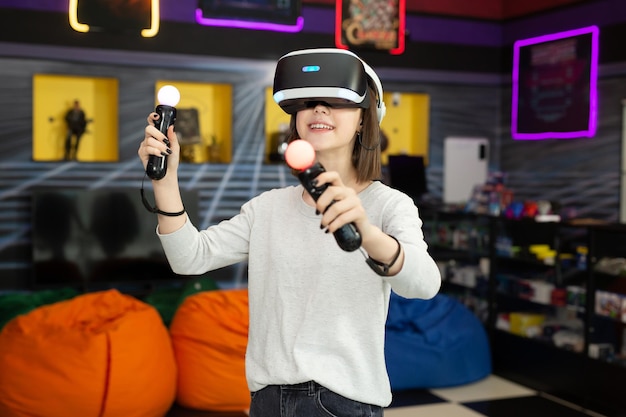 Enfant une adolescente jouant sur une console de jeu dans des lunettes de réalité virtuelle tirant un jeu