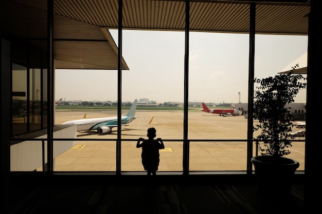 Enfant à l&#39;aéroport en attente de départ, image de filtre couleur, aéroport de voyage d&#39;affaires
