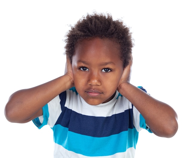 Enfant africain couvrant ses oreilles