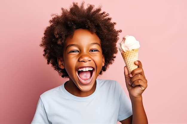 Un enfant africain à la peau noire mangeant de la crème glacée dans un cône et souriant joyeusement sur un fond rose