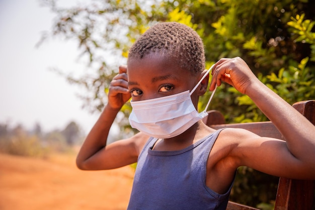 Un enfant africain porte un masque chirurgical pour protéger sa santé