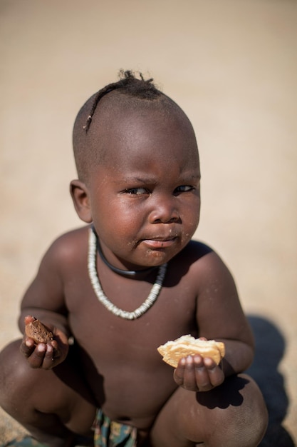 Enfant africain de la tribu Himba en Namibie