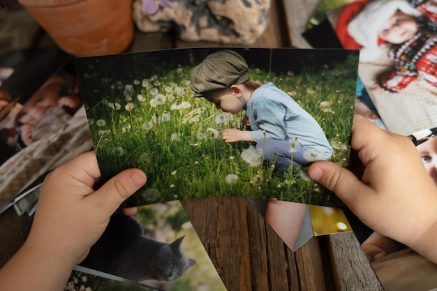 Photo un enfant d'âge préscolaire qui regarde des photos imprimées