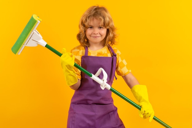 Enfant aidant à nettoyer Enfants aidant au ménage à nettoyer la maison Ménage à la maison Mignon enfant garçon aidant au ménage sur fond de studio jaune