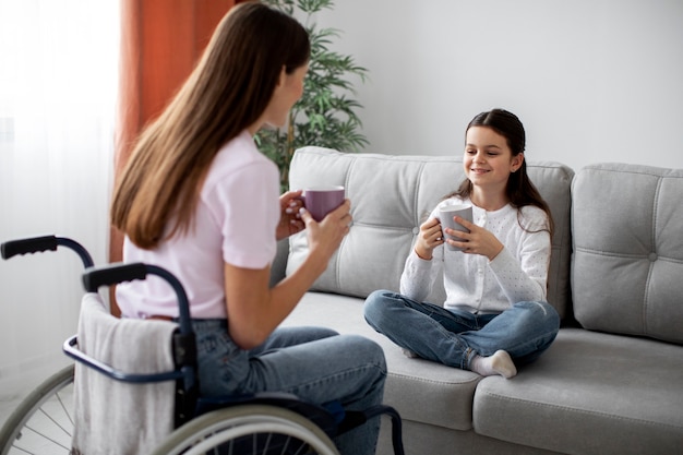 Photo enfant aidant sa mère handicapée