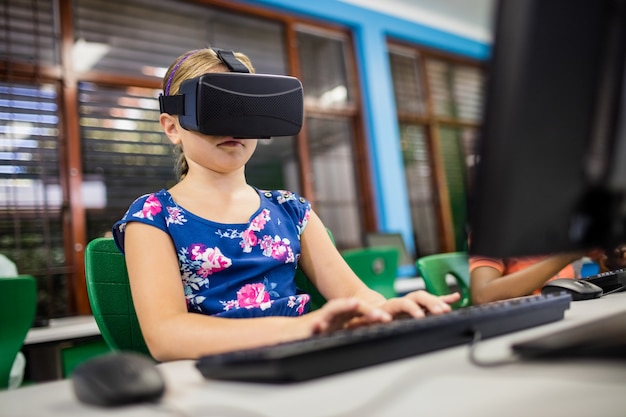 Enfant à l'aide de lunettes 3D