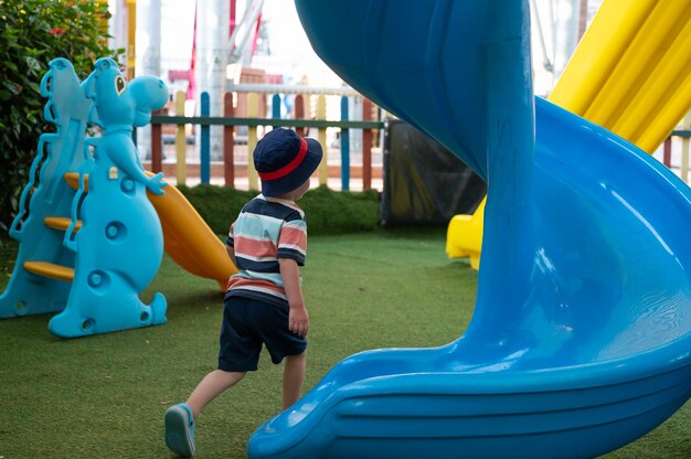 Enfant sur l'aire de jeux en été.