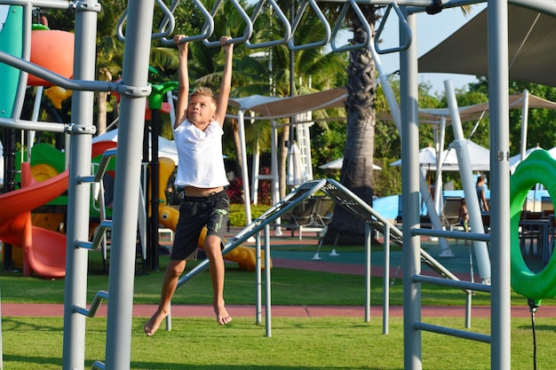 Enfant sur une aire de jeux Sports et le garçon en été Vacances sportives