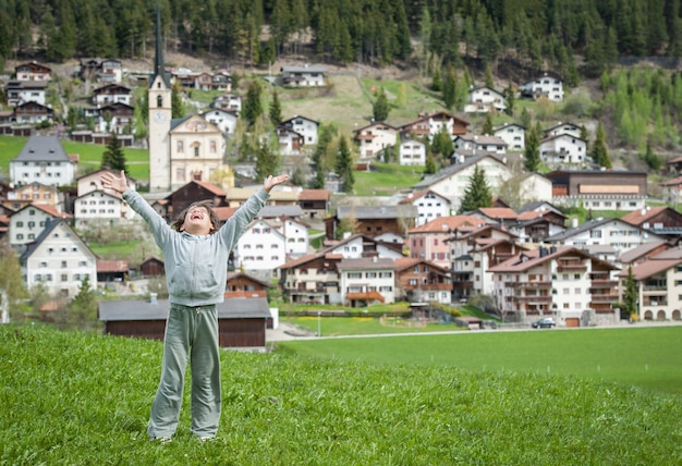 Photo enfant appréciant la campagne suisse dans les alpes idylliques
