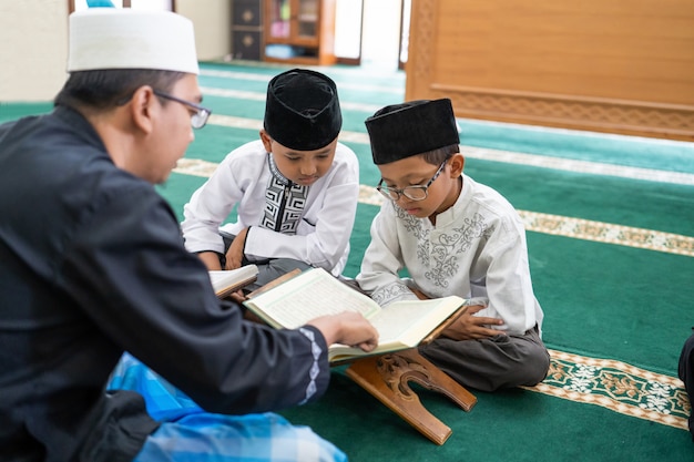 Enfant apprenant à lire le Coran