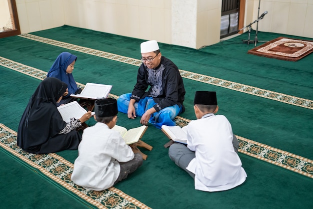 Enfant apprenant à lire le Coran