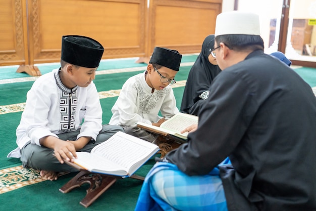 Enfant apprenant à lire le Coran