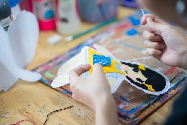 Enfant apprenant la peinture et l'artisanat d'art dans la classe d'art