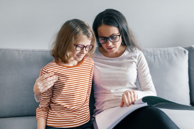 Enfant apprend avec l'enseignant, cours particuliers