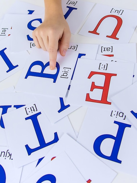 L'enfant apprend les lettres anglaises Mise au point sélective