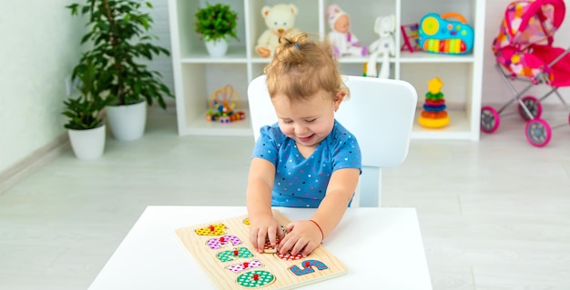 L'enfant apprend les nombres à la table Mise au point sélective