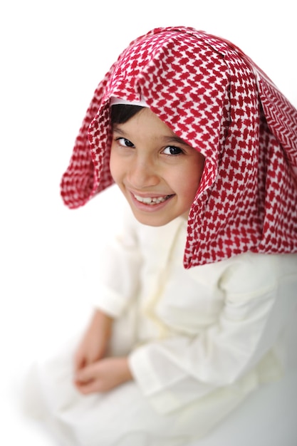 Enfant arabe avec des vêtements traditionnels