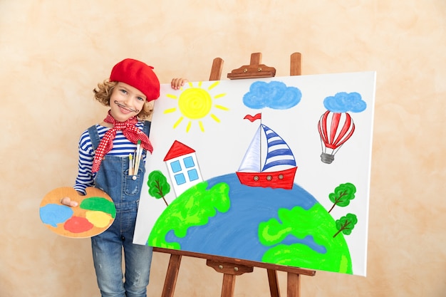 Enfant artiste peignant le tableau sur toile.