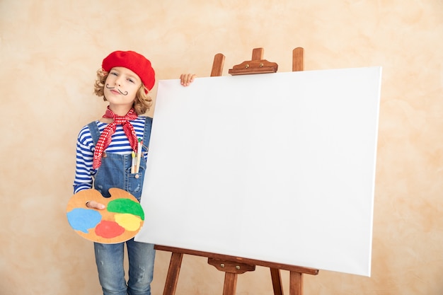 Enfant artiste peignant le tableau sur toile.