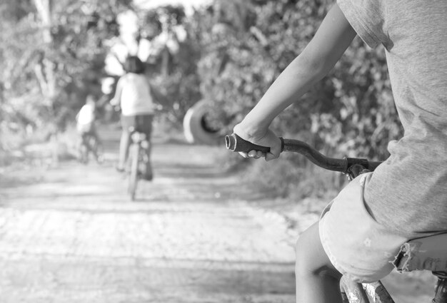 Enfant asiatique Sur Cycle Ride Dans Countryside.Focused sur la main.