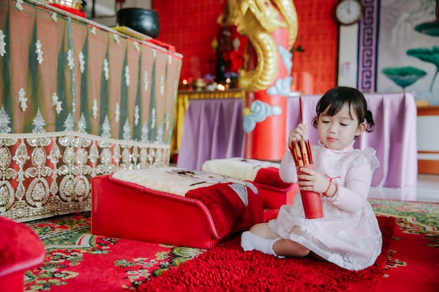 Enfant asiatique détenant un esiimsi