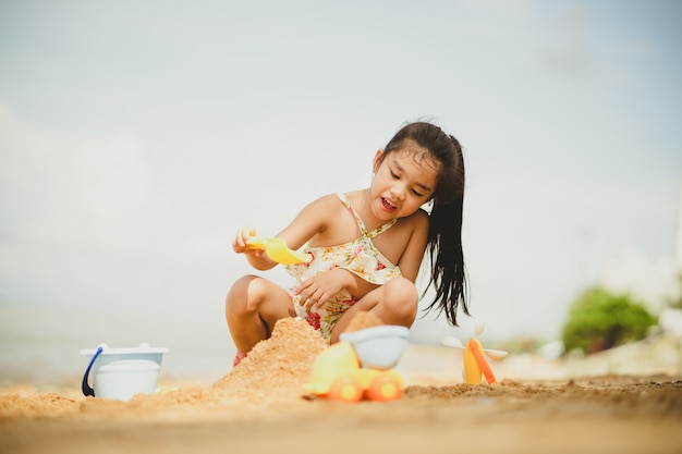 Enfant Asiatique Heureux Jouer Sur La Plage