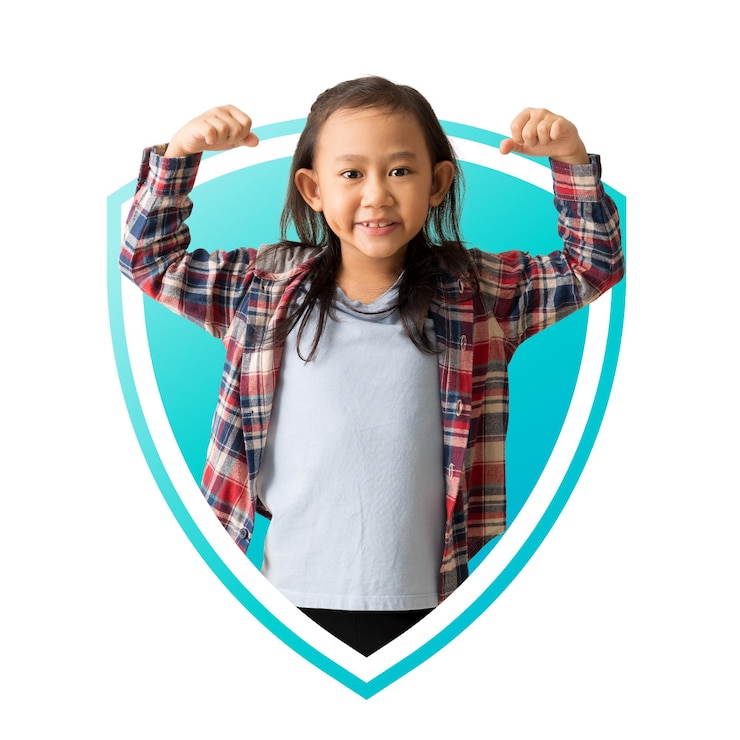 Photo une enfant asiatique lève les bras montre des muscles dans un bouclier d'immunité protégé contre les virus et les bactéries concept d'idée isolé sur fond blanc avec des chemins de détourage pour le travail de conception