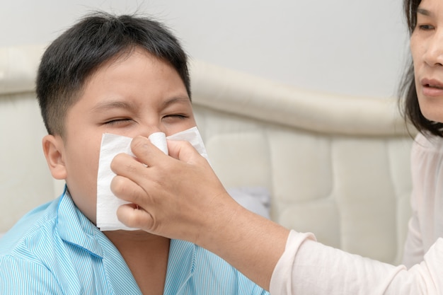 Enfant Asiatique Malade, Essuyant Ou Nettoyant Le Nez Avec Un Mouchoir En Papier