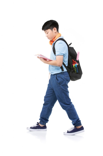Enfant asiatique mignon avec cahier d&#39;école