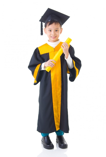 Enfant asiatique en robe de graduation