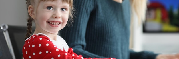 Un enfant assez joyeux apprend à jouer au piano avec un professeur