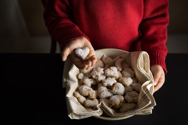 Photo enfant avec une assiette de biscuits faits maison