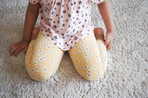 enfant assis avec posture sur le sol