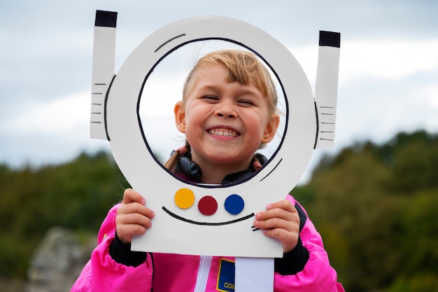 Enfant astronaute mignon jouant