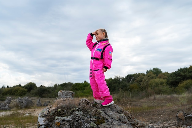 Enfant astronaute mignon jouant