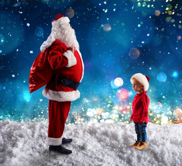 L'enfant attend un cadeau de Noël du Père Noël