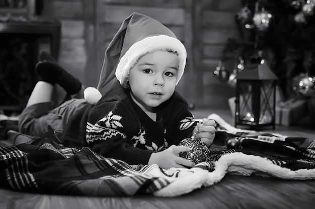 Un enfant attend le Père Noël