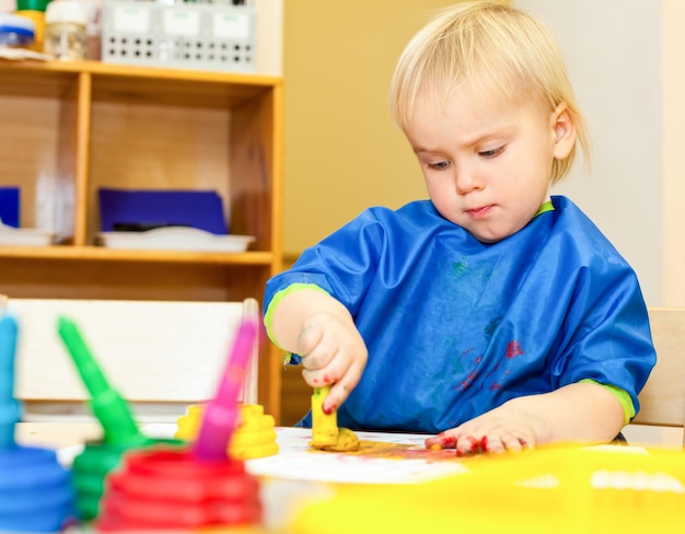 Enfant au cours de peinture