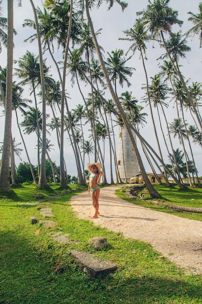 Enfant au Sri Lanka sur une île avec un phare.