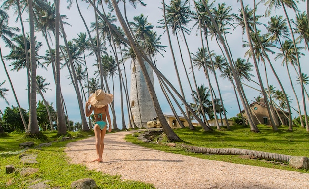 Enfant au Sri Lanka sur une île avec un phare.