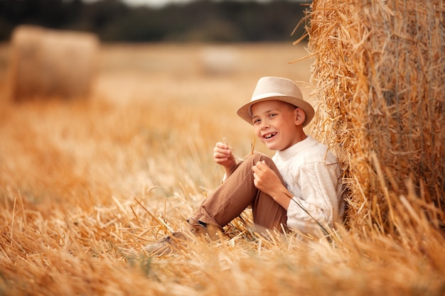 un enfant au village, une promenade dans le champ