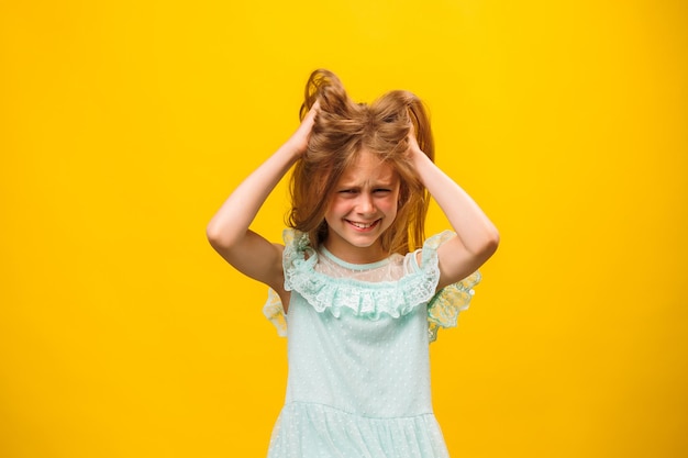 Un enfant aux cheveux ébouriffés ébouriffés lui a attrapé la tête