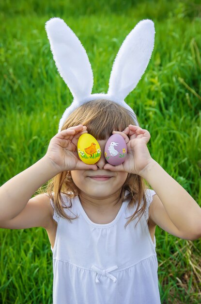 Enfant aux oreilles de lapin. Pâques. Mise au point sélective.