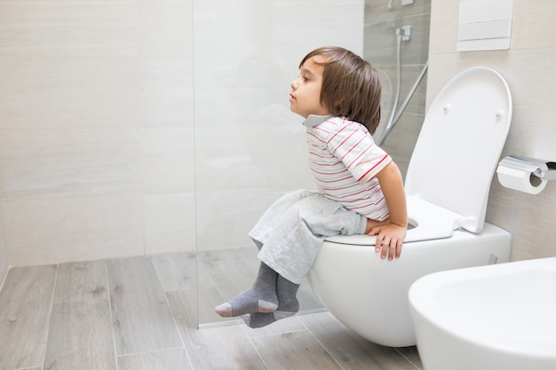 Enfant aux toilettes