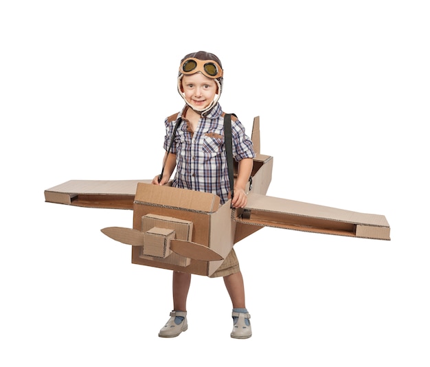 Enfant avec avion en carton